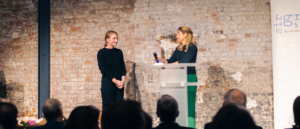 15. November 2022 Vorstandsvorsitzende Michaela Menschel vergibt den Sonderpreis an Fotojournalistin Maria Klenner